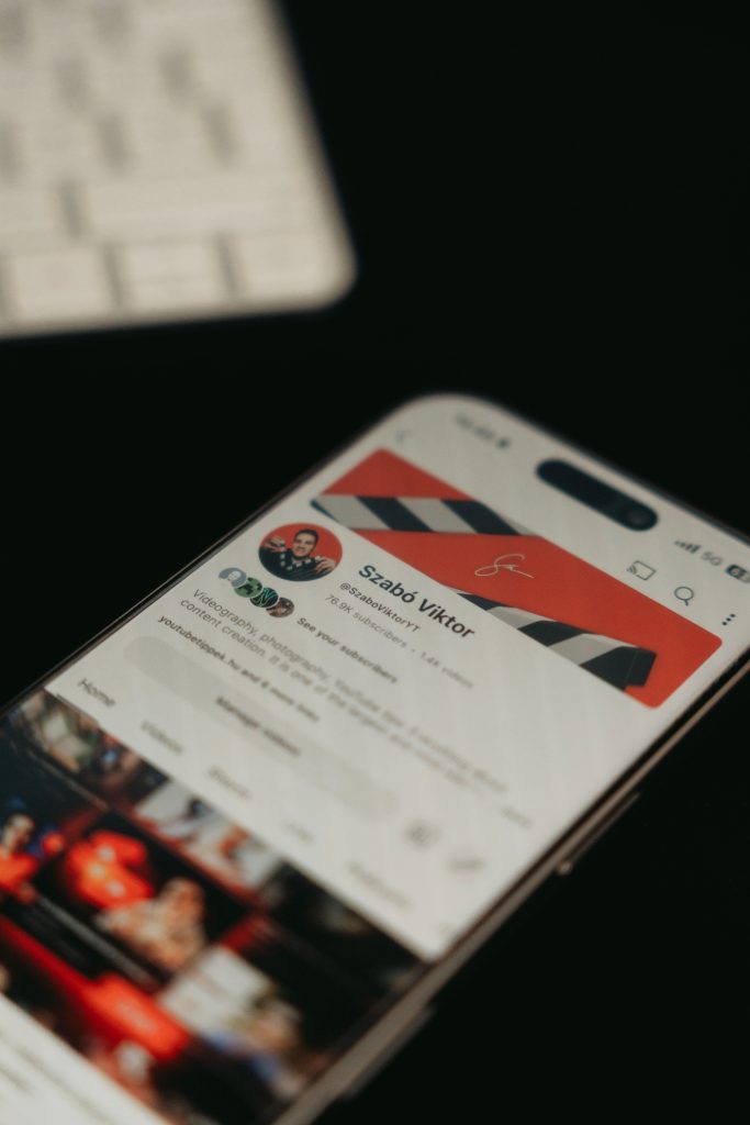 Does anyone make a full time living as a social media manager? How do you do it?
