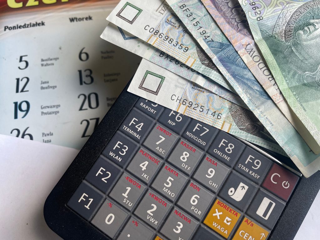 Desperate! – How can my small agency compete without a €3000/month budget?